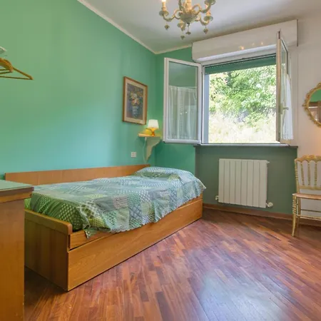 2 Bedroom Lovely In Genova