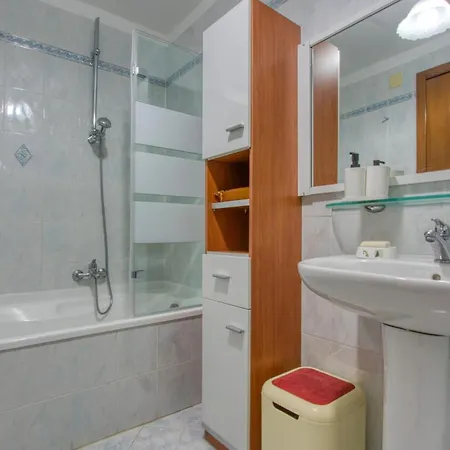2 Bedroom Lovely In Genua